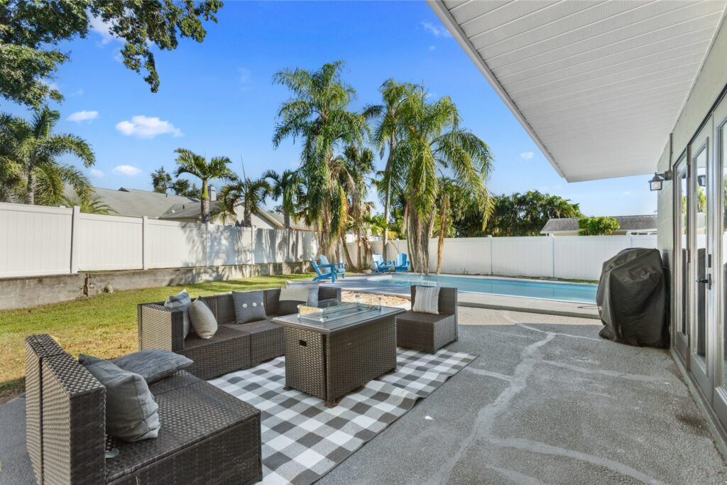 6135 Tanglewood Dr ne-02